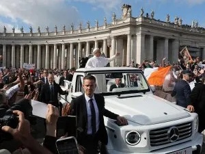 Regula majoră încălcată de Papa Leo XIV la prima sa slujbă publică! Imaginile surprinse