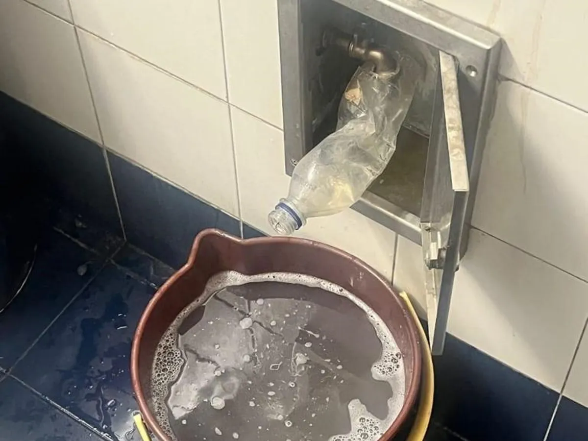 Pet în loc de robinet pentru spălat pe mâini. Condițiile oferite de Aeroportul Otopeni în 2023 Foto: Sindicatul Europol