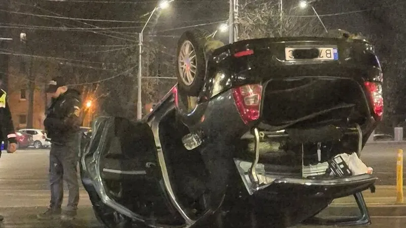 Accident grav, în centrul Bucureștiului. Logan răsturnat, Polo de Poliție praf. Cine e vinovat - Foto: Facebook/Info Trafic Bucuresti Ilfov