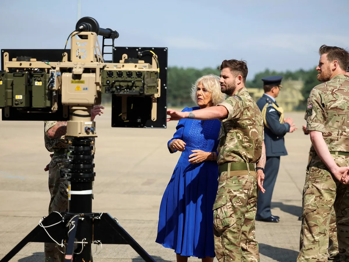 Regina Camilla a Marii Britanii examinează echipamentele anti-drone în timpul unei vizite la RAF Leeming - Foto: Profimedia Images