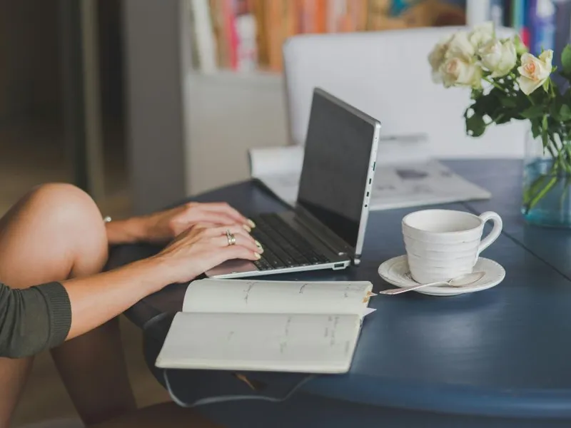 Femeie lucrând la laptop, la birou - Foto: Pexels/Peter Olexa
