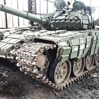 TANC T-64 aflat în atelierul de reparații