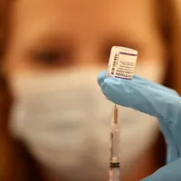 Lista țărilor care au luat măsuri în faţa riscului cardiac asociat vaccinurilor mARN la tineri. / Foto: npr.org