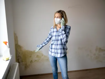 Femeie care are mucegai în casă - Foto: Freepik (rol ilustrativ)
