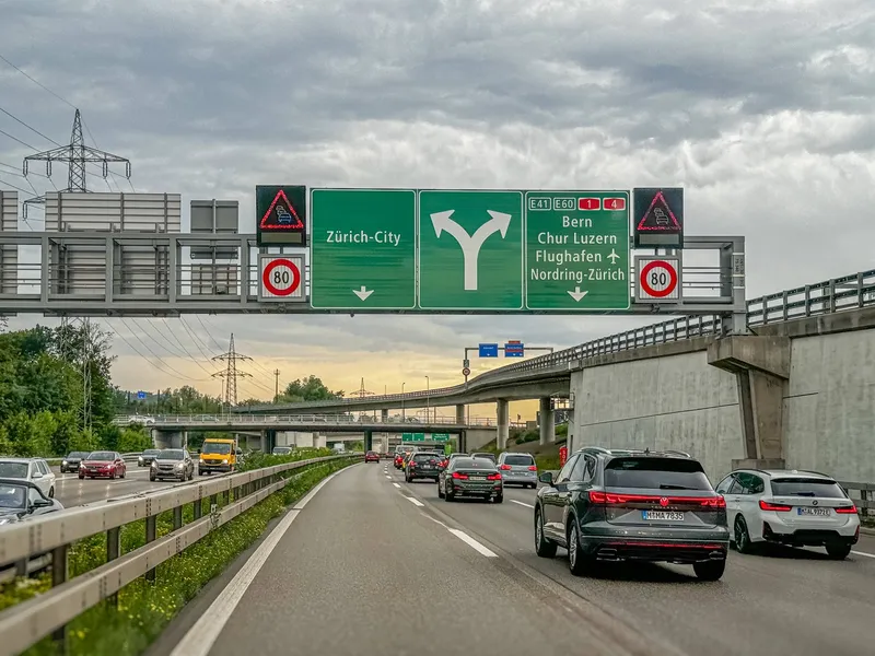 Amendă de 105.000 €, pentru nepăstrarea distanței pe autostradă. În unele țări, amenzile „ustură” - Foto: Profimedia Images (Imagine cu rol ilustrativ)