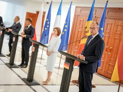 Maia Sandu, susținută de Donald Tusk (de la stânga la dreapta), prim-ministrul Poloniei, președintele francez Emmanuel Macron și cancelarul german Friedrich Merz - Foto: Profimedia Images