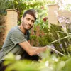 Bărbat în grădină - Foto: Magnific.com (Imagine cu rol ilustrativ)