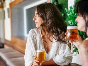 Amendă de 500 de lei dacă bei o bere. Nu ai voie să faci asta nici dacă e foarte cald și ți-e sete - Foto: Freepik.com (rol ilustrativ)