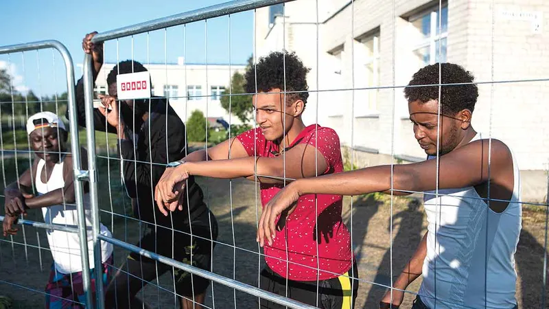 DISPERARE Migranții lăsați să plece din Belarus au fost cazați în școli vechi în Lituania. Provin din Coasta de Fildeș,
Camerun, Somalia, Eritrea și Senegal - Foto: Getty Images
