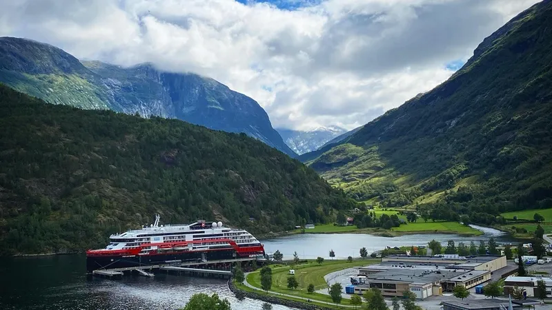 Vasul de croazieră Hurtigruten a fost închiriat pentru siguranța actorilor Foto: The Sun