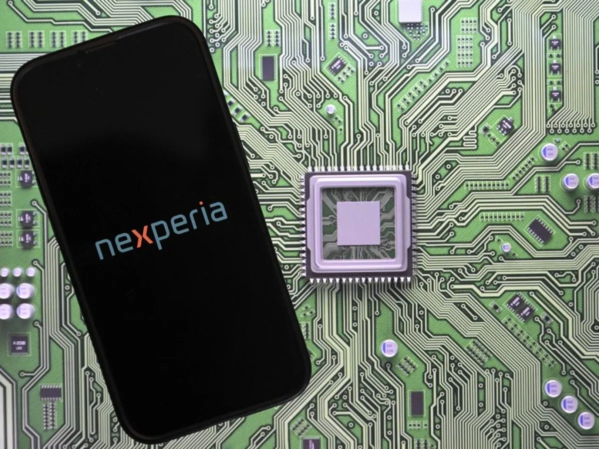 Logo-ul Nexperia figurat pe un smartphone, deasupra unui cip - Foto: Profimedia Images