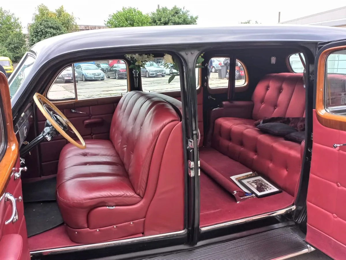 Un constănțean se plimbă cu Cadillac-ul 75 al actriței Greer Garson. L-a costat peste 30.000 €. / Foto: RAR, Facebook