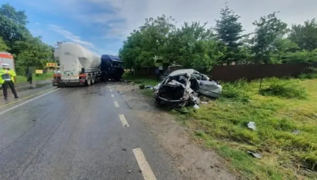 Un TIR a intrat pe contrasens și a strivit o mașină. Doi morți, o tânără de 18 ani rănită grav. / Foto: Info Trafic 24, Facebook