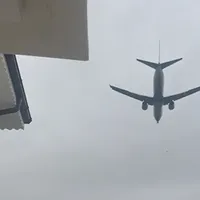 De ce vor locuitorii cartierului Triumf să dea în judecată Aeroportul Otopeni: Zboară prea jos Foto: captura Youtube