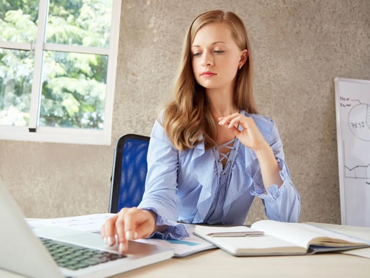 Femeie de afaceri analizând datele cifrice - Foto: Freepik/pressfoto