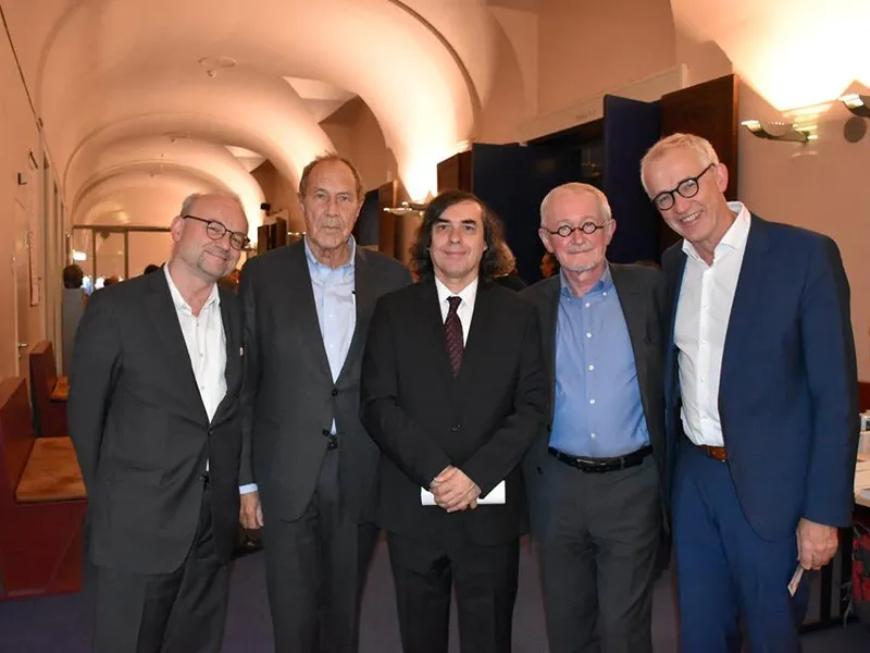 De la stânga la dreapta: Herbert Ohrlinger, Michael Kruger, Mircea Cărtărescu, Ernest Wichner și președintele juriului. Foto Facebook Mircea Cărtărescu