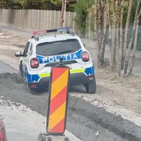 Mașina de polițe blocată în asfalt - Foto: Poliția Brașov