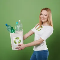 Femeie frumoasă care reciclează sticle - Foto: Freepik