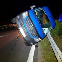 Un microbuz cu români s-a înfipt într-un parapet pe M5 în Ungaria: Un mort, mai mulți răniți - Foto: delmagyar.hu