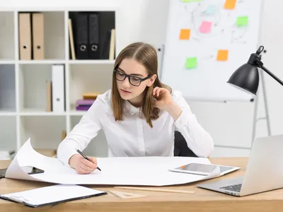 Femeie la birou - Foto: Freepik