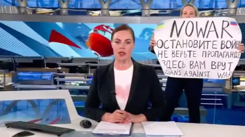 Curaj incredibil: O jurnalistă din Rusia a intrat în direct cu un mesaj antirăzboi/FOTO: Twitter/Nexta