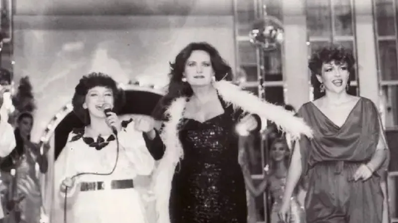 Cine a fost singura interpretă ce a cântat cu Phoenix