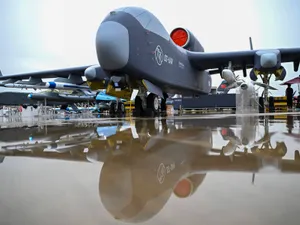 VIDEO Avionul fără pilot al Chinei transportă 100 drone și o tonă de muniție. Ajunge până în SUA- Foto: Profimedia images