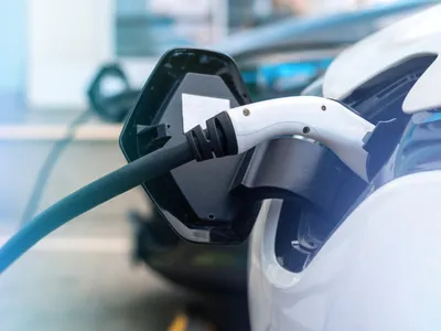 Mașină electrică care se încarcă - Foto: Freepik (rol ilustrativ)