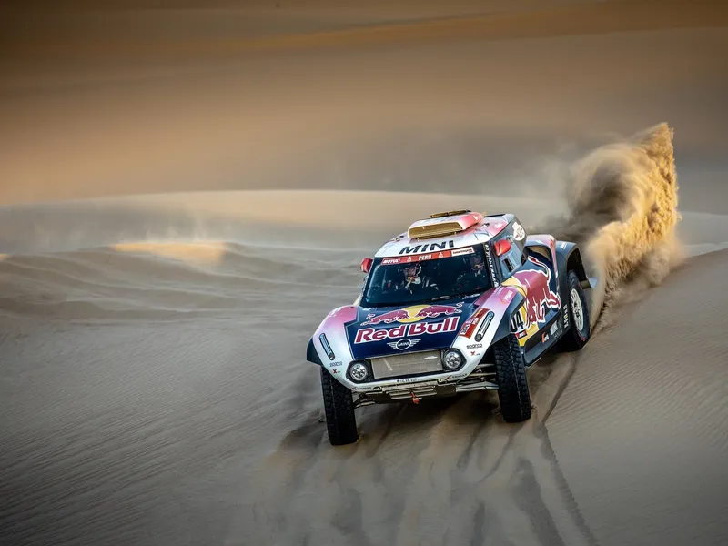 Stéphane Peterhansel a obţinut prima sa victorie de etapă cu Mini JCW Buggy.