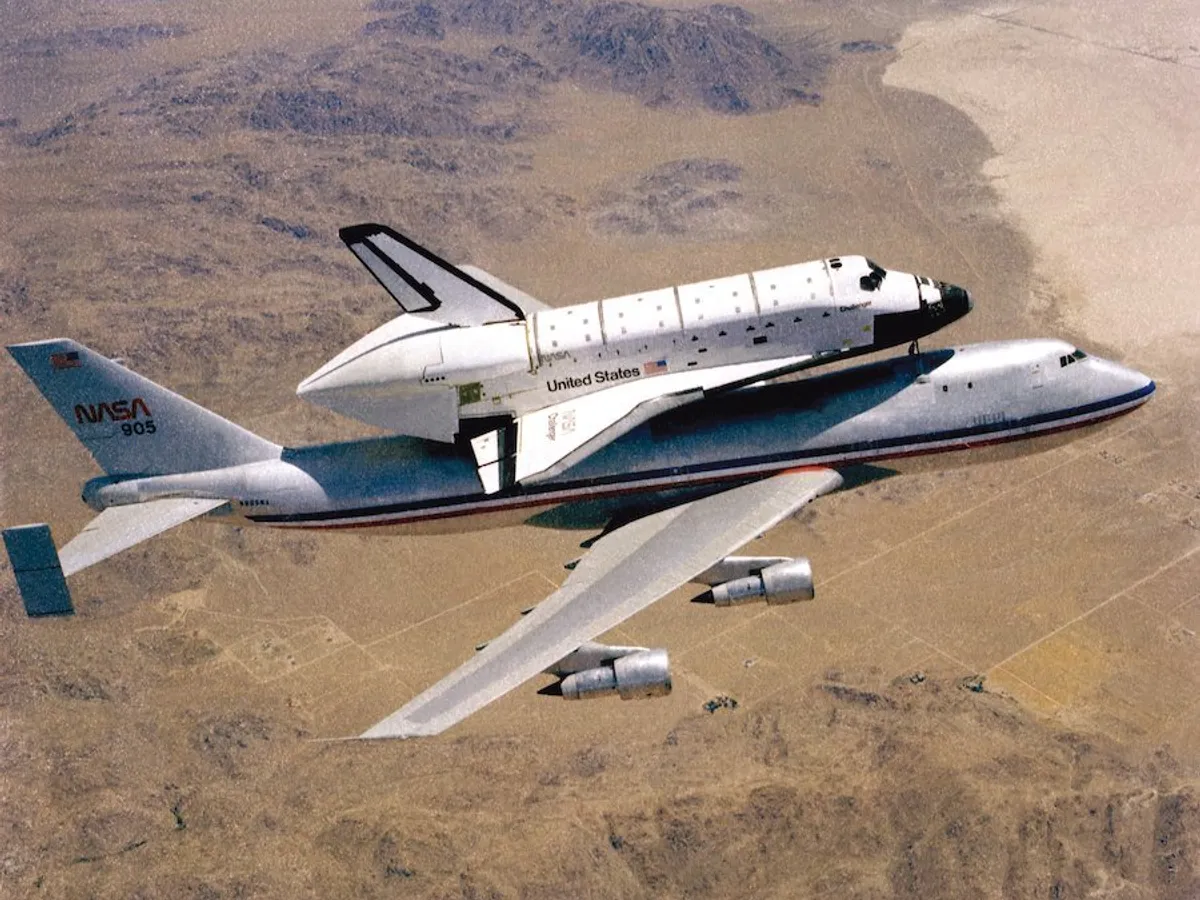 Naveta spațială Challenger, transportată pe spatele unui 747 în 1982