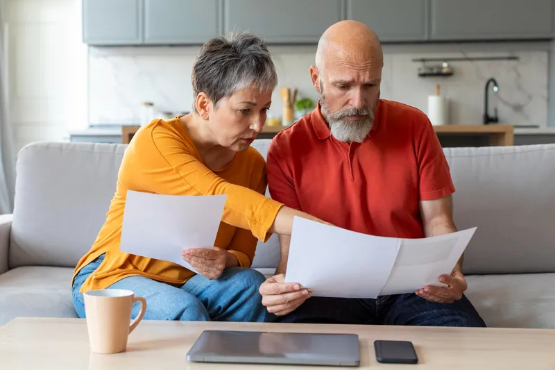 Pensionari &icirc;ngrijorați al pensie - Foto: Freepik