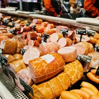 Care parizer din supermarket are cea mai multă carne? Unele nu ajung nici la 10%. Care au zaharuri? - Foto: Freepik