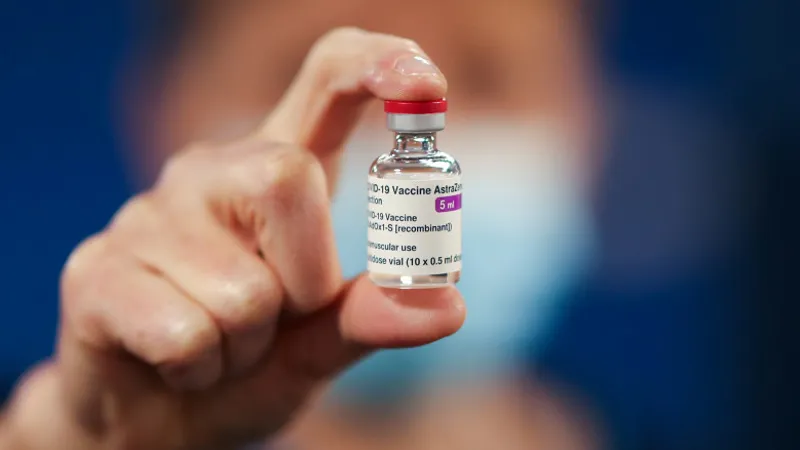 O nouă tranșă de 208.800 doze de vaccin anti-COVID AstraZeneca sosește în România. / Foto: digi24.ro