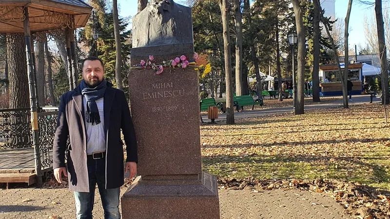 Din păcate pentru deputatul Ciprian Ciubuc, o poză cu bustul lui Eminescu nu l-a făcut să și știe să scrie corect în limb română Foto: Facebook