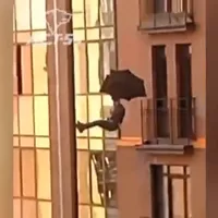 Un rus a sărit cu umbrela de la etajul 8 - Foto: Twitter/ @nexta_tv