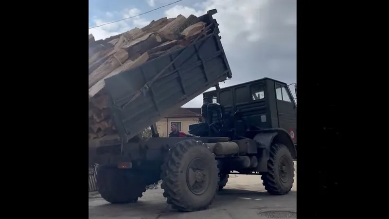 Un camion DAC 444T vechi de 40 de ani, scos la pensie din Armată, muncește greu în continuare - Foto: captură video