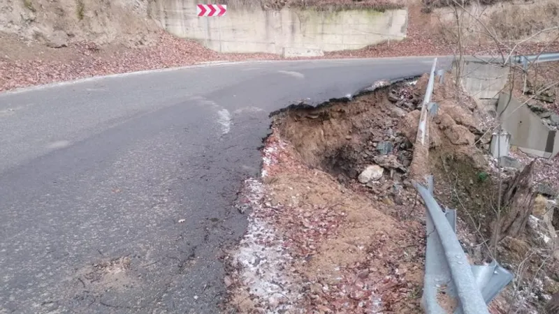 Porțiunea de drum surpată. FOTO: Facebook
