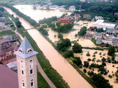 Prăpăd în Bacău. Copac căzut peste o maşină, grădiniţă inundată, case pline cu apă - Foto: Bacau.net (imagine cu caracter ilustrativ)