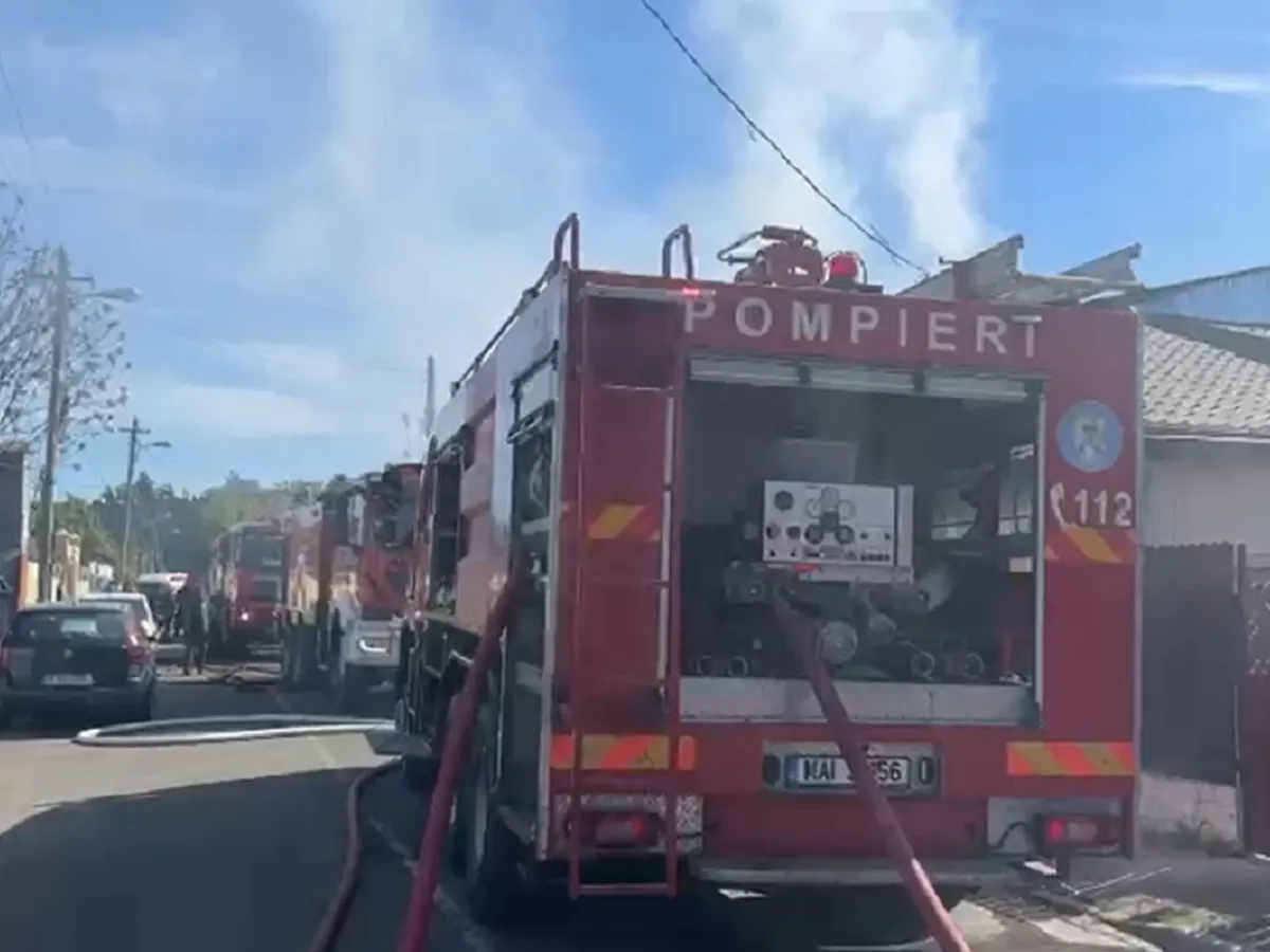 Incendiu masiv în București. Două case au luat foc. 7 autospeciale de stingere, trimise la intervenție