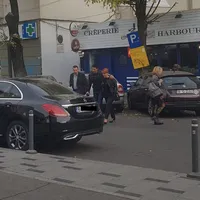 Claudiu Manda și Olguța Vasilescu se îndreaptă spre Mercedes-ul celui dintâi/FOTO: Newsweek România