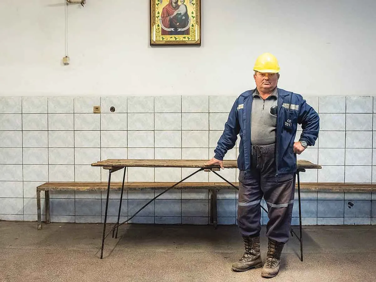 Maistrul electromecanic Chircu Alexandru, înainte de ultimul post din ultima sa zi de lucru în cariera Roșiuța