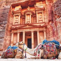 Petra,  minunatul oraș antic năbățean parțial săpat în stâncă trandafirie, parțial construit din piatră