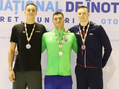 David Popovici, daniel Martin și Patrick Dinu pe podiumul de premiere al cursei de 100 m mixt în bazin scurt Foto: Facebook