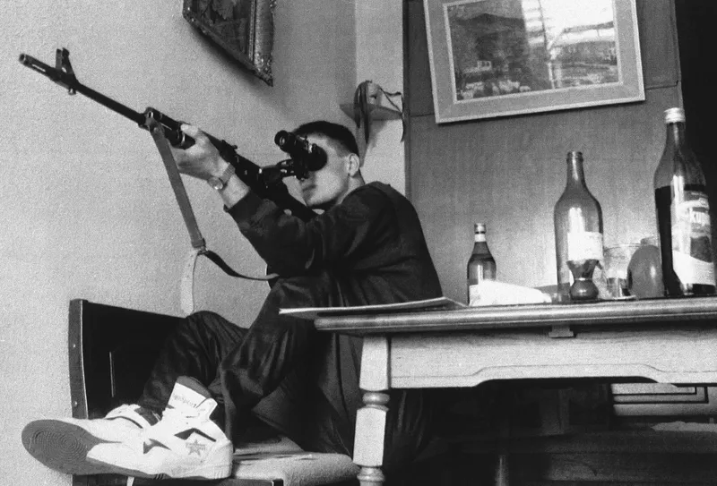 Un lunetist în suburbia Ankes din Sarajevo, 1992 - Foto: Profimedia Images