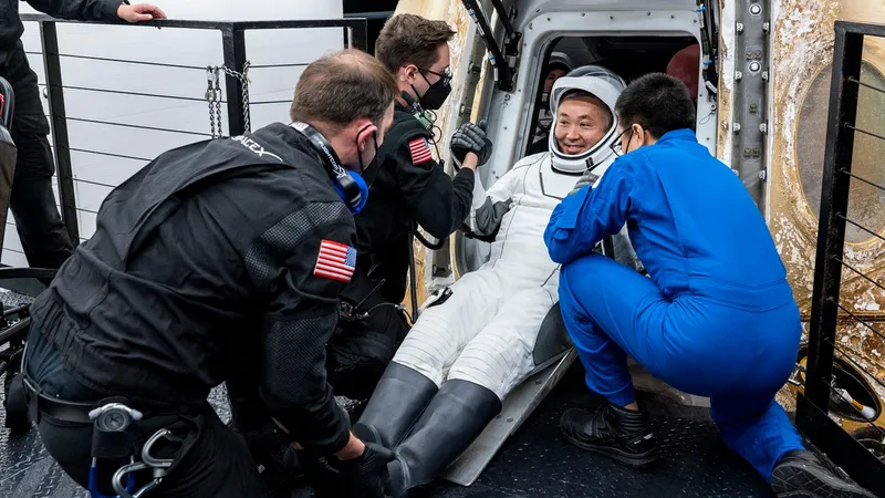 Astronautul Koichi Wakata este ajutat să iasă din nava spațială SpaceX Dragon Endurance la bordul navei de recuperare SpaceX Shannon, la scurt timp după ce a aterizat în Golful Mexic - Foto: Profimedia Images