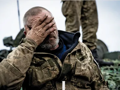 Un soldat ucrainean obosit  îndreptându-se spre Harkov în  septembrie 2022 Foto: SCOTT PETERSON/GETTY; ED JONES/AFP/GETTY