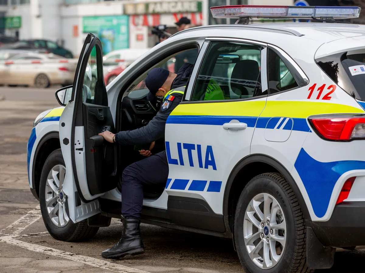 Intervenţie în forță a Poliției. Un bărbat cu un cuţit s-a baricadat într-o cameră şi ameninţa că-şi face rău