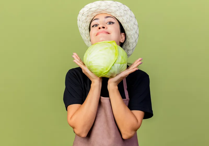 Femeie cu o varză - Foto: Freepik (Imagine cu rol ilustrativ)