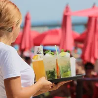 Restaurantele și hotelurile din România caută sezonieri. Prețuri „exotice”, salarii și de 1.900 lei - Foto: pexels.com/Ryslan Бойко