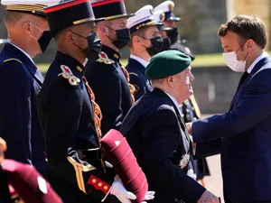 Macron a sărutat veteranii în timpul unei ceremonii pentru acordarea Legiunii de Onoare. Foto www.archyde.com